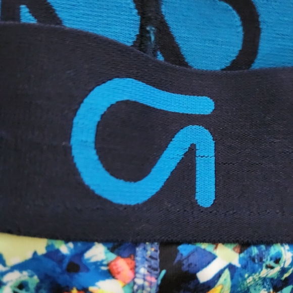 GapFit Floral Print Mid-Rise Capri Leggings – Size M - Picture 3 of 6